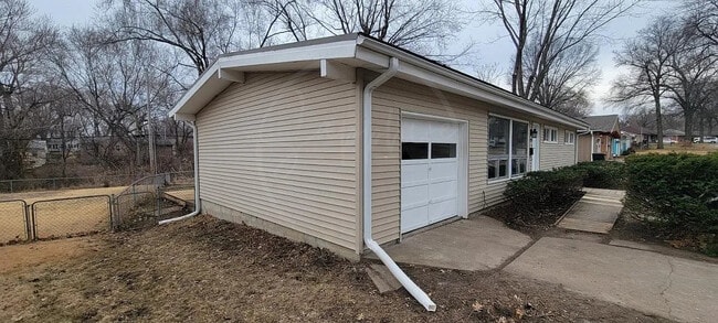 Building Photo - 2815 S Collin Ave