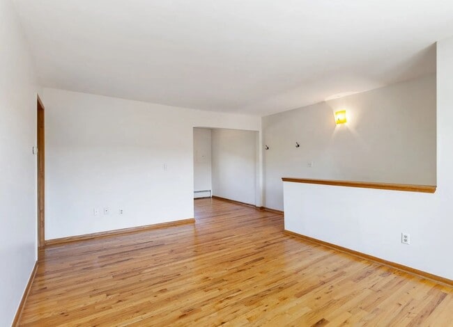 Building Photo - Amazing West Hills Condo! W/S/G + Heat inc...