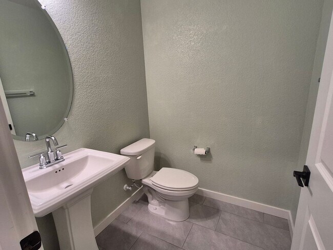 Building Photo - Gorgeous 4 Bedroom 3.5 bath with loft