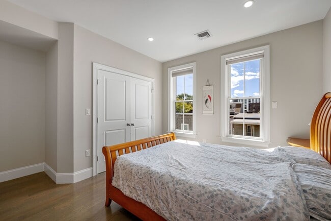 Building Photo - 205 W 8th St