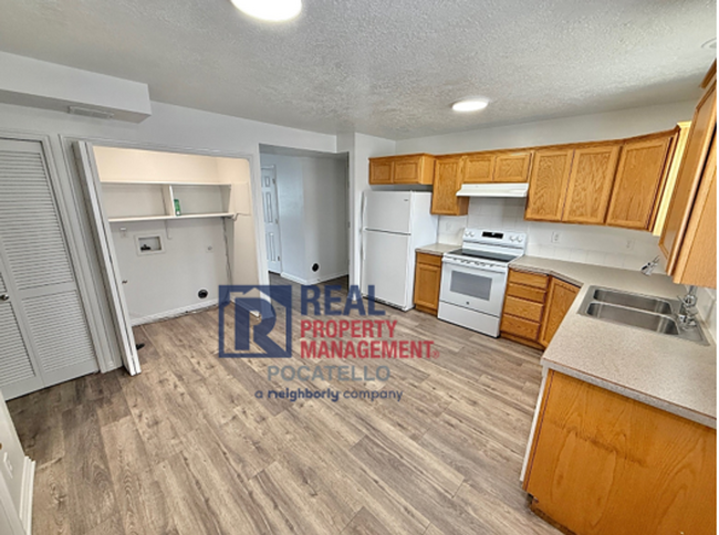 Building Photo - MOVE IN SPECIAL - 3 Bedroom 1.5 Bath Apart...