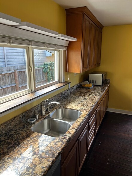 Building Photo - 512 Avenue C