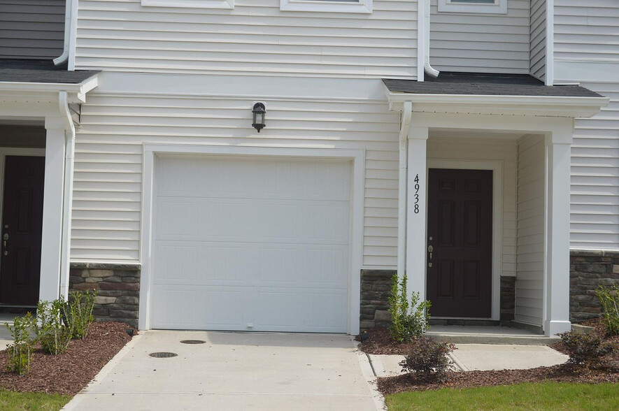 Building Photo - Room in Townhome on Southern Magnolia Dr