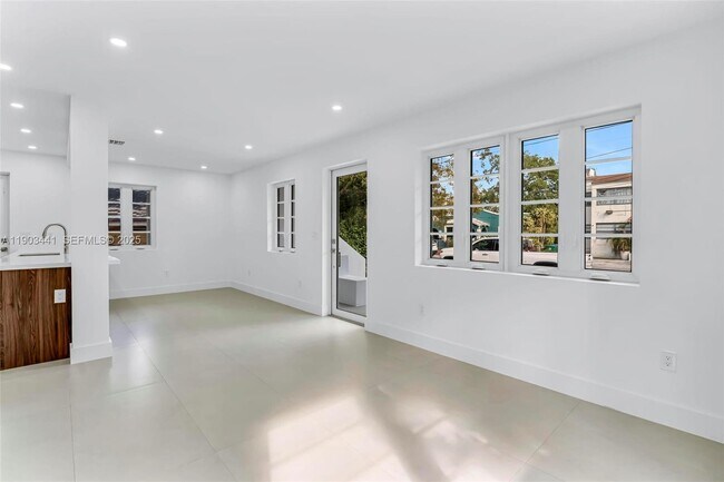 Building Photo - 524 NE 65th St