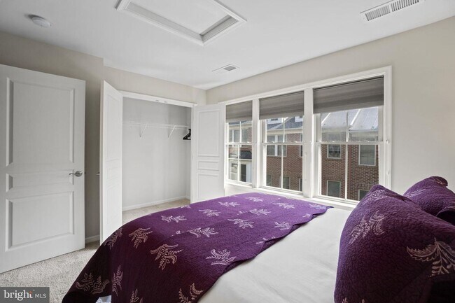 Building Photo - 2509 S Kenmore Ct