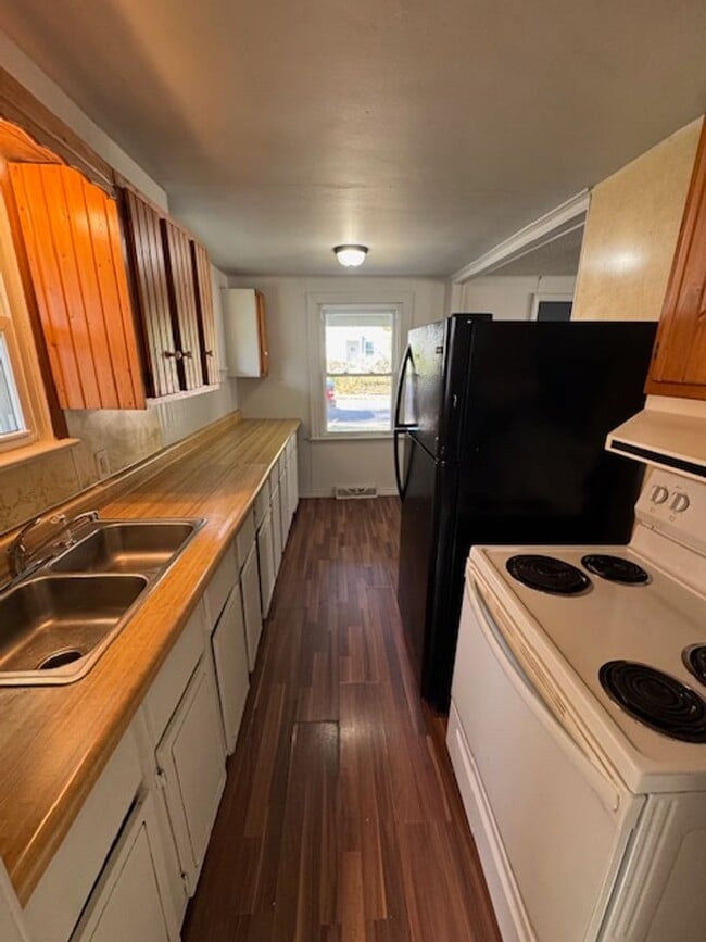 Building Photo - 2217 Shadybrook Dr