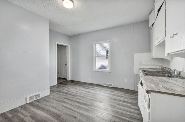 Building Photo - Spacious 5 Bedroom - Vouchers Accepted