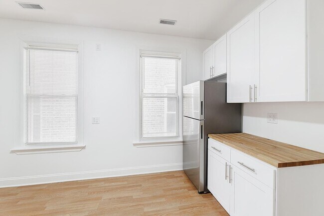 Building Photo - 1430 W Superior St