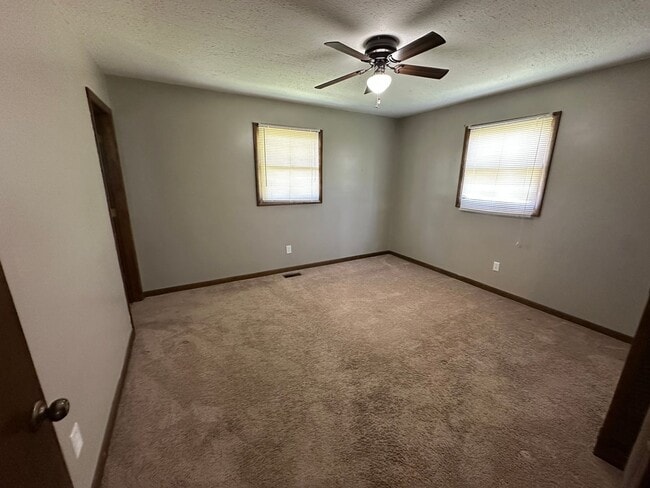 Building Photo - Charming 3 bedroom 2 bathroom home