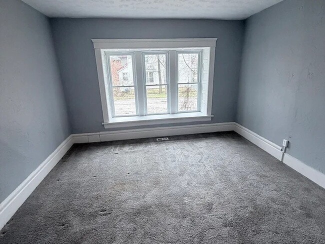 Building Photo - Spacious 6-bedroom, 3-bath home offering a flexible multi-level layout ideal for comfortable living