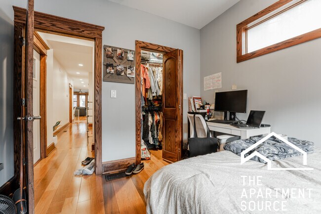 Building Photo - 1019 W Oakdale Ave