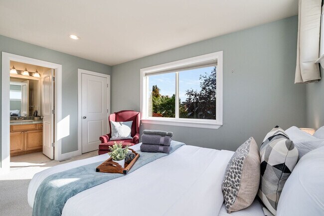 Building Photo - 4224 Francis Ave N