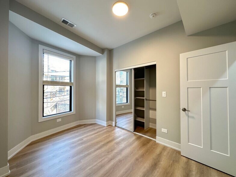 Building Photo - 433 W Belden Ave