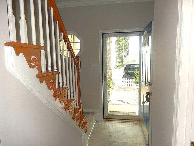 Building Photo - 211 Bridgepath Dr