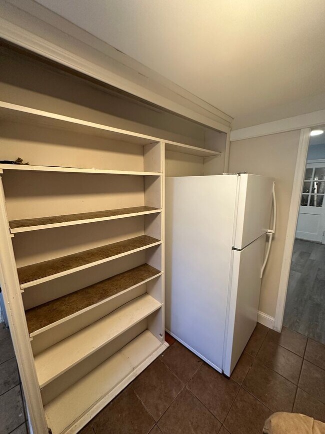 Building Photo - 4 Bed, 1 Bath Row home