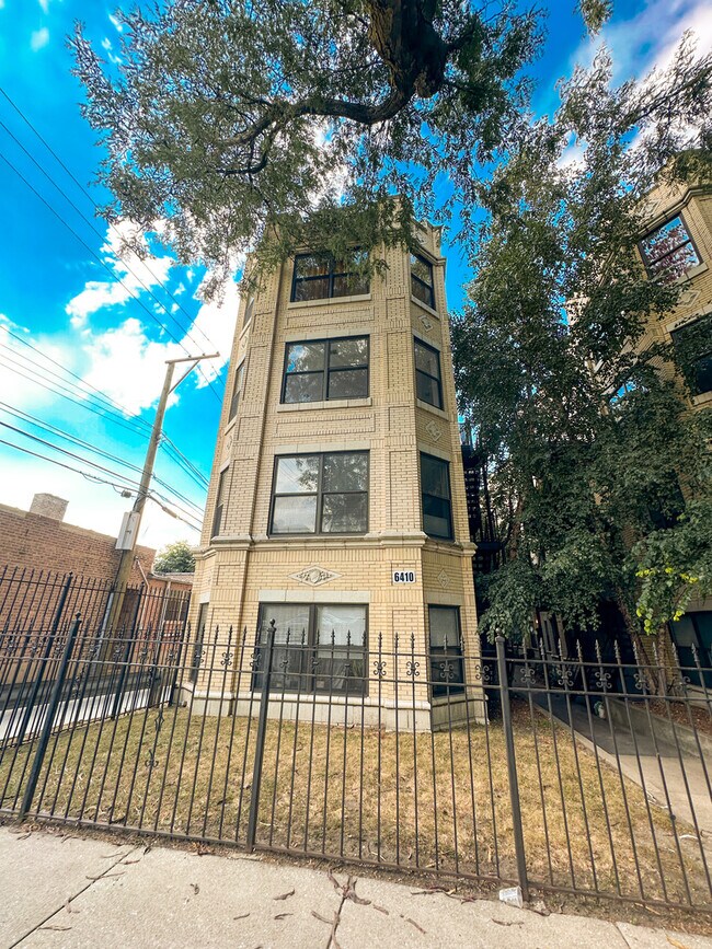 Building Photo - 6410 N Hoyne Ave