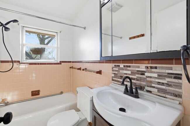 Building Photo - 106 N 9th St