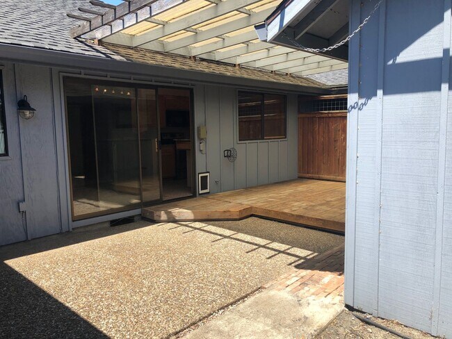 Building Photo - 2-bedroom 2-bathroom duplex with 2 garages in Eugene!
