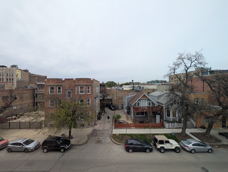 Building Photo - 3346 N Marshfield Ave