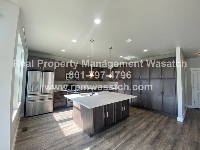 Building Photo - Rent This Beautiful 3 Bedroom 2.5 Bathroom...