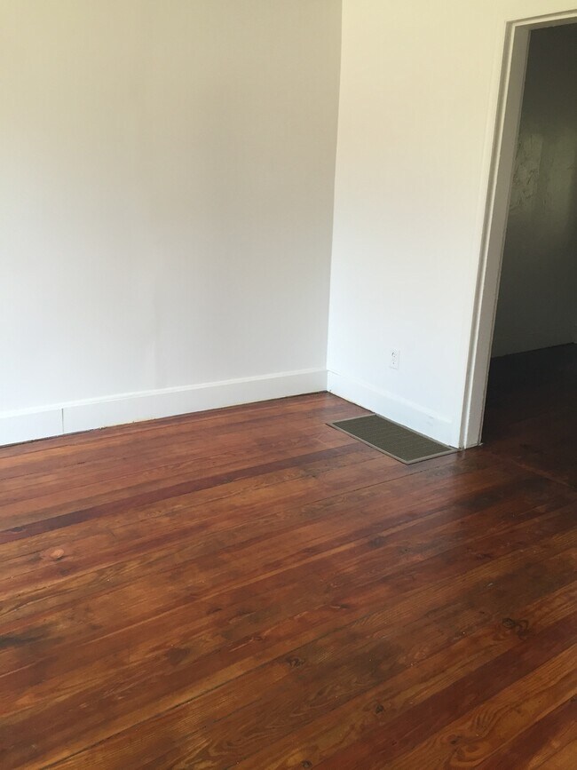 Building Photo - 3 Bedroom 2 Bath with Yard -York City SD