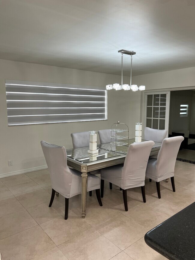 Building Photo - 1010 Hollywood Blvd