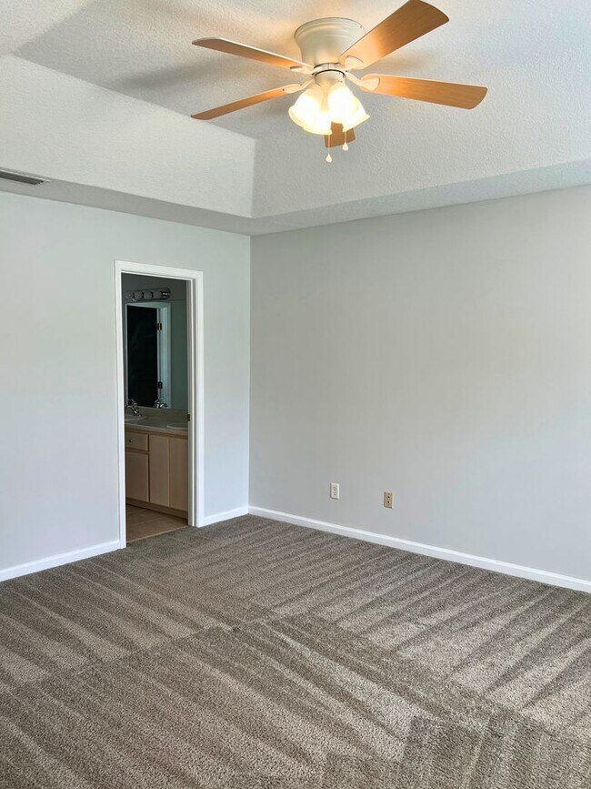 Building Photo - 3/2 centrally located!!