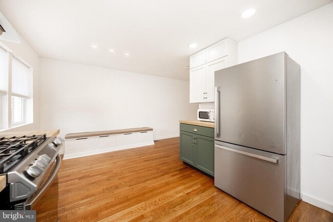 Building Photo - 353 William St