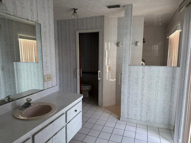 Building Photo - 1050 S Crystal Glen Dr