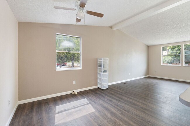 Building Photo - 400 Casad Ave