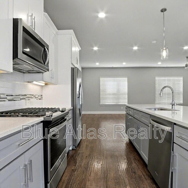 Building Photo - 728 N Plano Rd