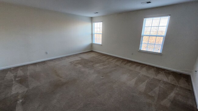 Building Photo - Spacious, Large, Luxury 3 Bedroom Townhous...
