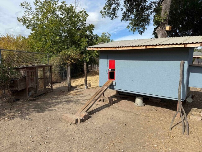 Building Photo - Slice of Country Living in the Heart of Sa...