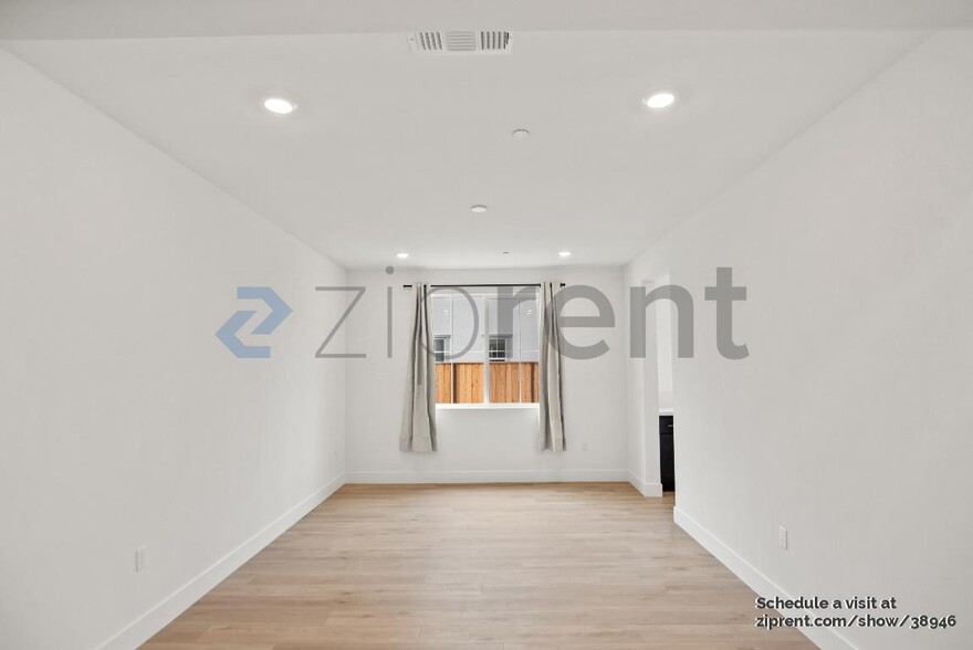 Building Photo - 7799 Lamplight Ct