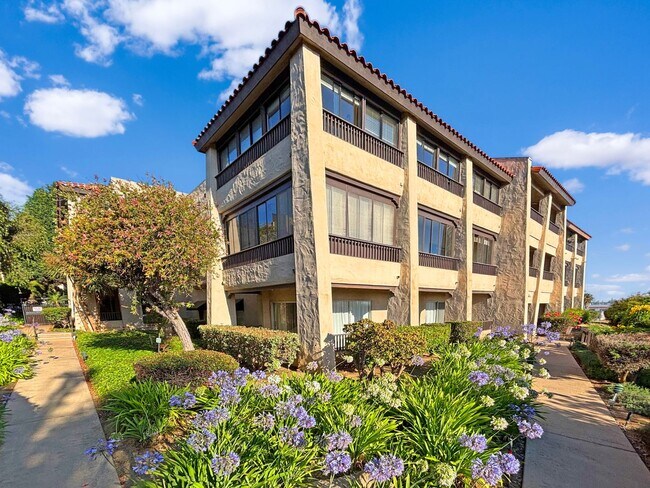 Building Photo - Charming & Spacious 2BD/2BA Condo in Bay P...