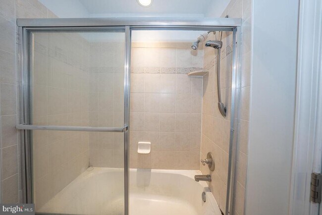 Building Photo - 300 W Elm St