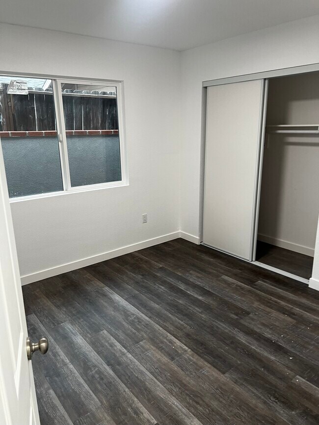 Building Photo - 2116 Zoe Ave