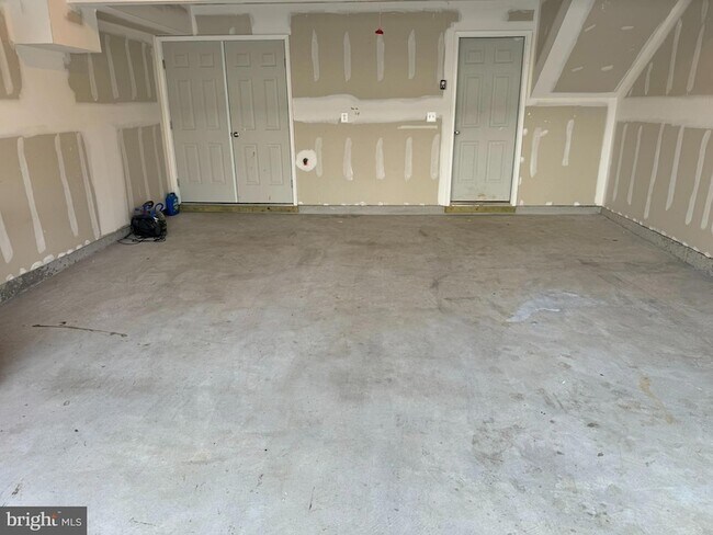 Building Photo - 147 Presidents Pointe Ave