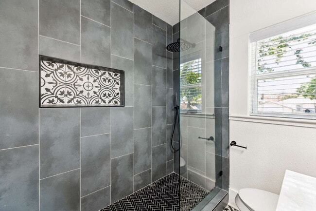 Building Photo - Tastefully updated duplex in the heart of ...