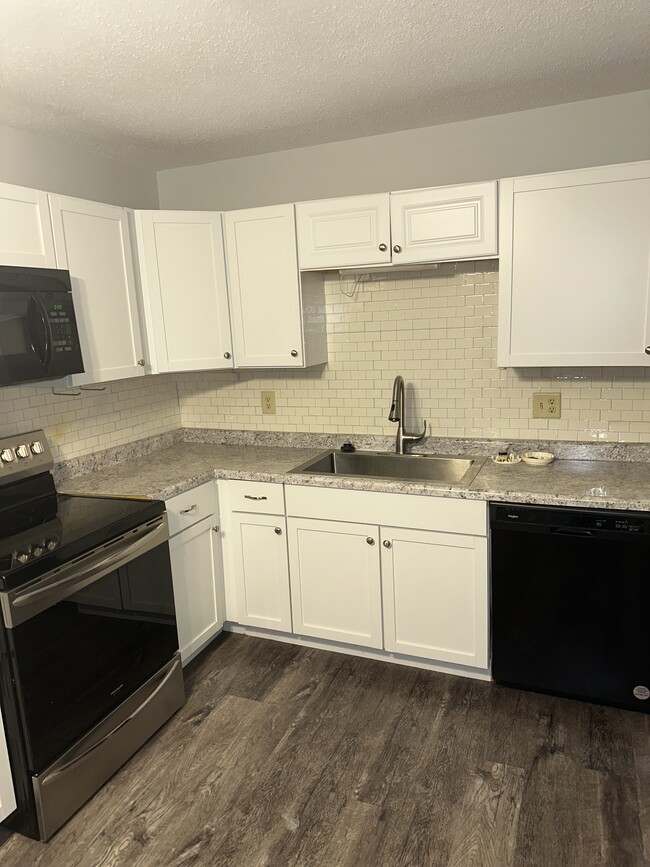 Building Photo - 1765 Valley Dr