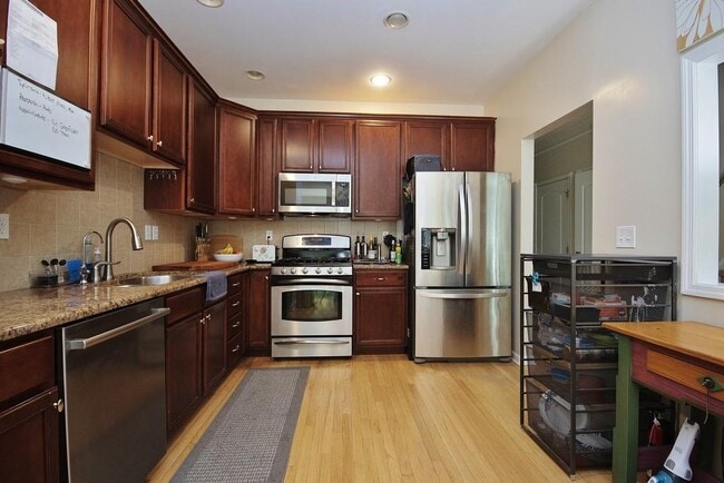 Building Photo - 836 Huntington Dr