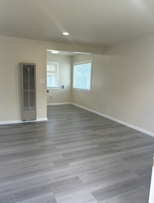 Building Photo - Charming 2-Bedroom Apartment with Hardwood Floors in Berkeley – Perfect Location!