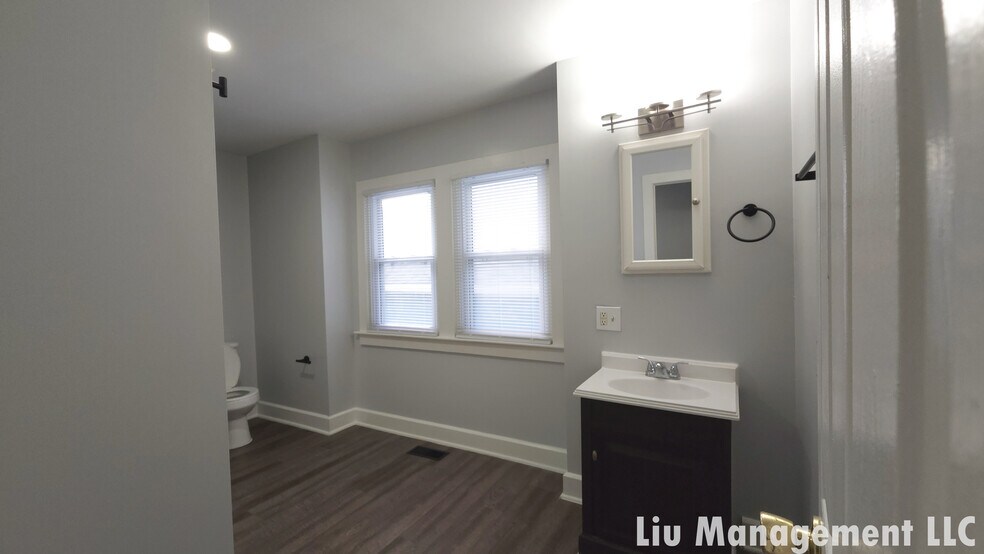 Building Photo - 1029 N Holmes Ave