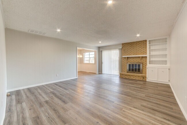 Building Photo - Newly renovated 3 bed / 2 Bath in Tulsa! Available Mid June!