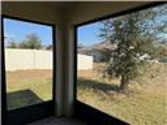 Building Photo - Tavares