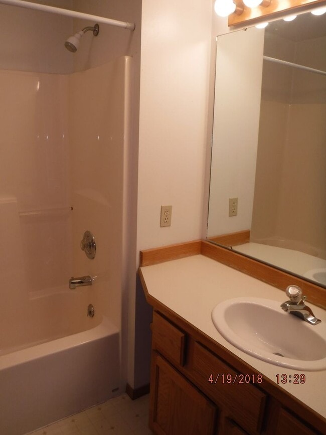 Building Photo - 3 Bedroom Home- Close to Parks and Schools!!- Dog Negotiable!!