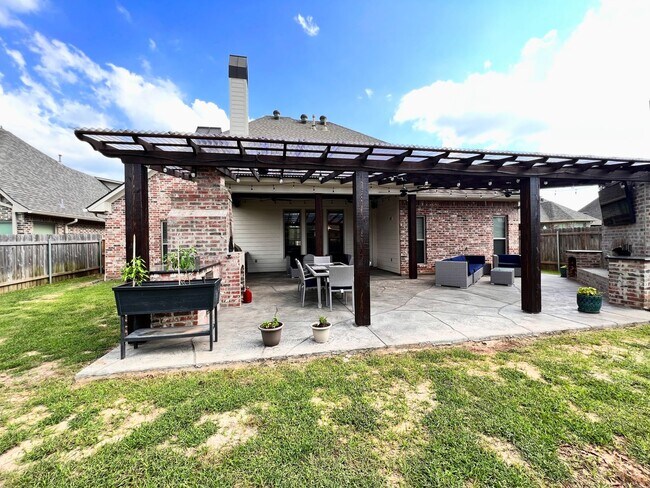 Building Photo - 725 Dumaine Dr