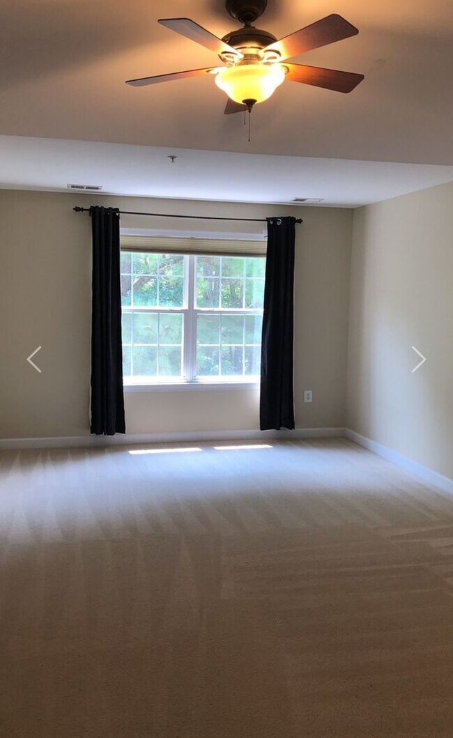 Building Photo - Awesome end unit townhouse in waterfront community