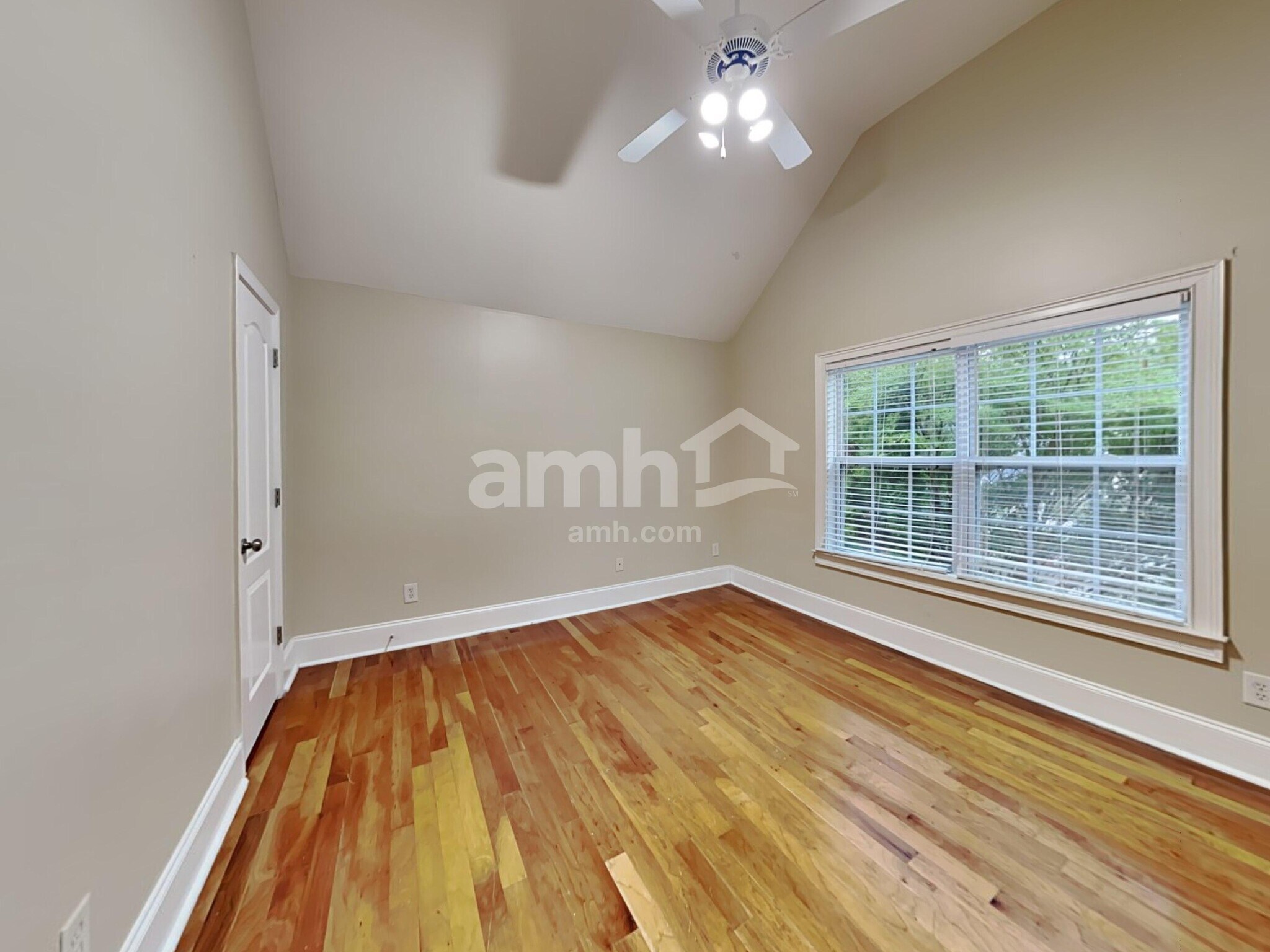 Building Photo - 402 Grandiflora Dr