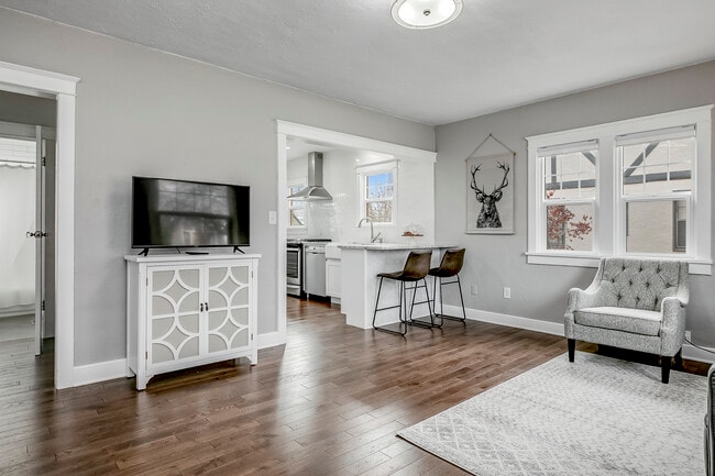 Building Photo - 2117 W Jefferson St